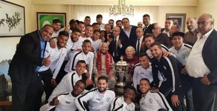 فريق "الطاس" يهدي كأس العرش للوزير الأول الأسبق عبد الرحمان اليوسفي