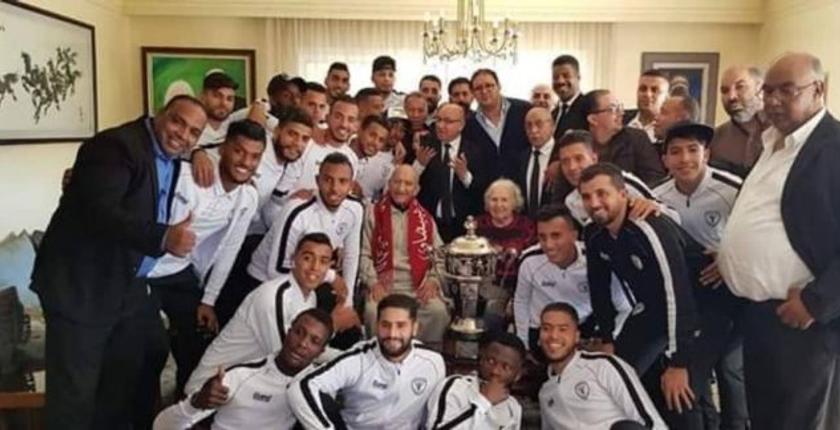 فريق "الطاس" يهدي كأس العرش للوزير الأول الأسبق عبد الرحمان اليوسفي