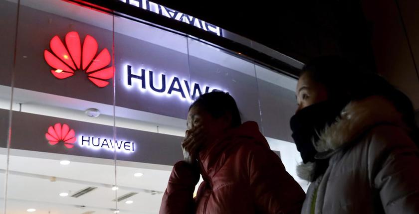 شركة Huawei تعاقب موظفين بسبب استخدام هاتف "iPhone"