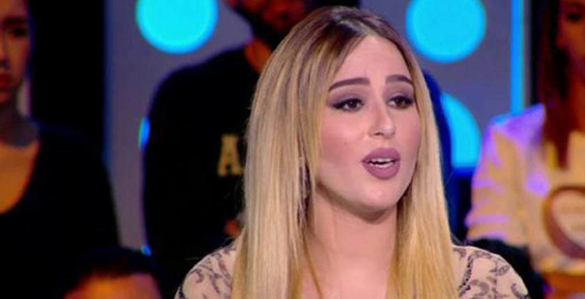 بالصورة.. تونسية تثير الجدل بسبب صورها المقززة فوق القبور 