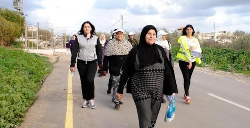 على عكس الرجال  .. المغربيات  يفضلن المشي خلال قضاء أغراضهن 
