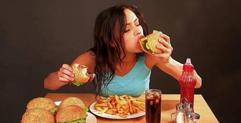 دراسة تحذر من خطورة تناول الطعام بسرعة 