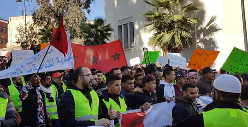 مكناس.. تجار المدينة العتيقة يقلدون "الفرنسيين" ويحتجون مرتدين "سترات خضراء" 