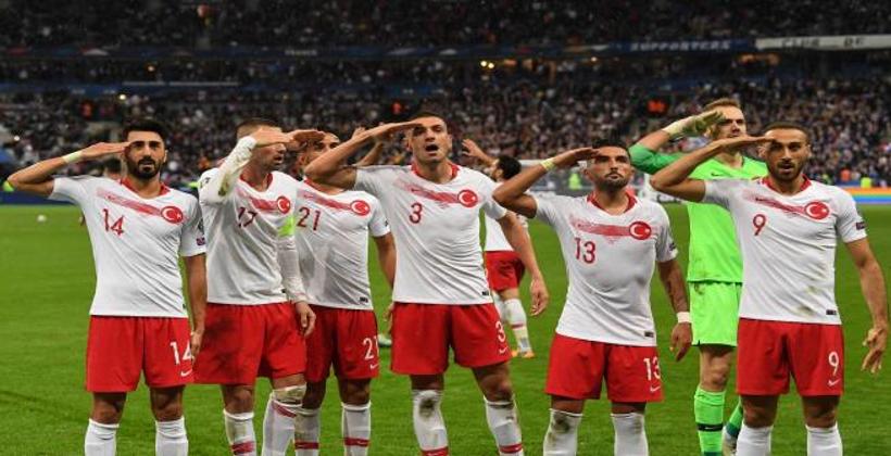 لاعبو منتخب تركيا يتحدون اليويفا  .. ويحتفلون بالتحية العسكرية مجددا