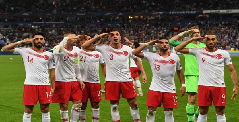 لاعبو منتخب تركيا يتحدون اليويفا  .. ويحتفلون بالتحية العسكرية مجددا