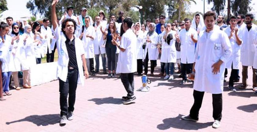 شبح سنة بيضاء يخيم على كليات الطب..  و20 ألف طالب يتشبثون بالمقاطعة