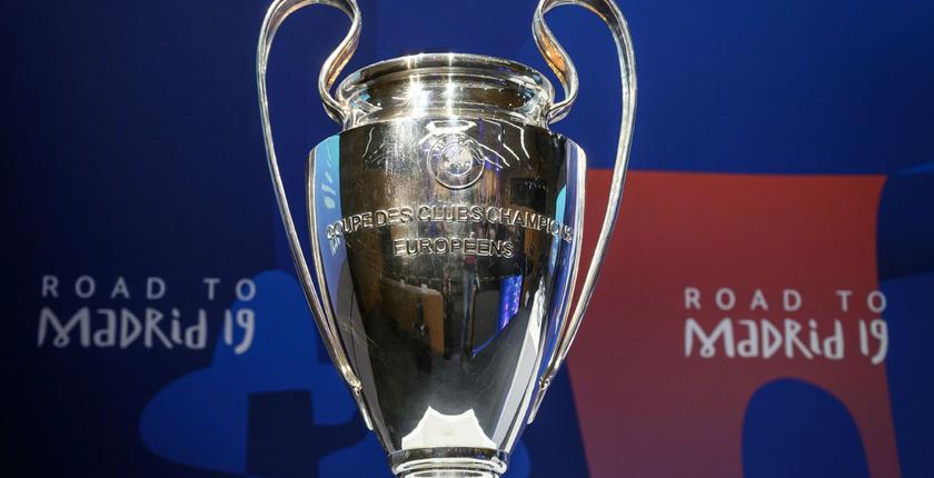 عمدة مدريد تتسلم كأس دوري أبطال أوروبا