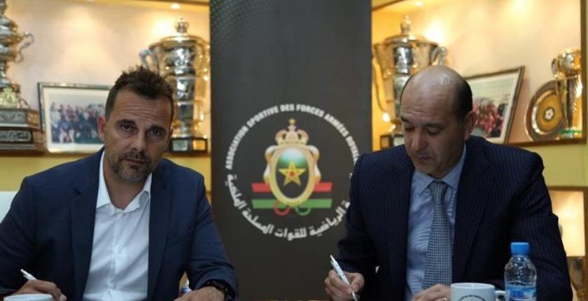 الجيش الملكي يجدد عقد المدرب كارلوس ألوس