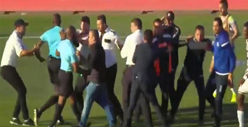 شاهد لحظة اعتداء لاعبي الصفاقسي على الحكم نصف نهائي الكاف