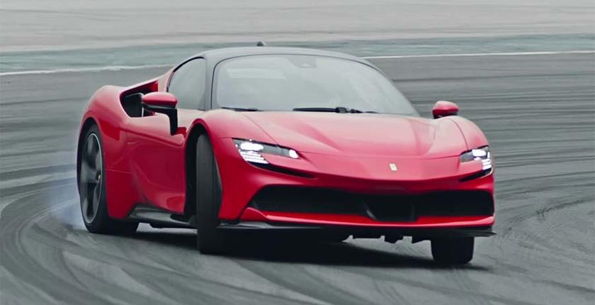 شركة "Ferrari" تزيح النقاب عن أول سياراتها الكهربائية الهجينة