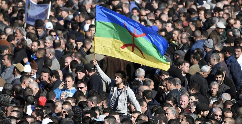 رفع العلم "الأمازيغي" فوق مدرسة يستنفر درك الحسيمة.. ومدير وأستاذان في قفص الإتهام