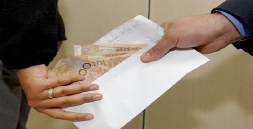 الرقم الأخضر يطيح بـ"قابلة" متلبسة بتسلم 1000 درهم "رشوة"
