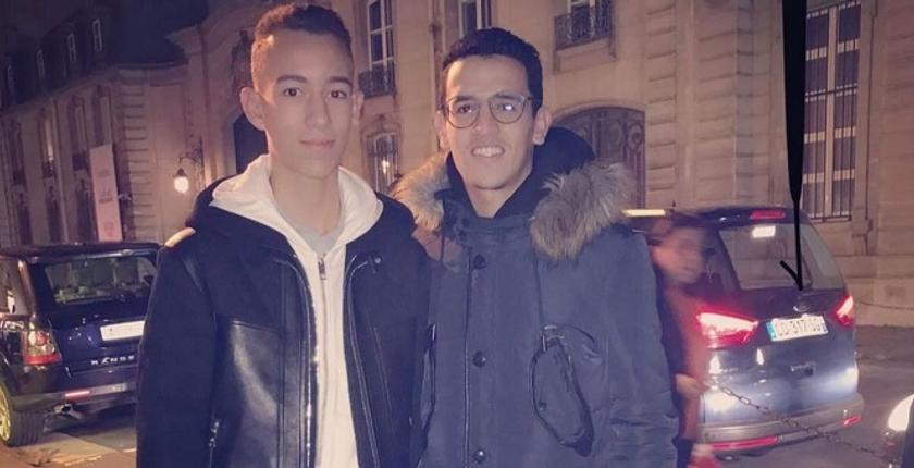 بالصور...جلالة الملك وولي العهد يتجولان في شوارع باريس بدون بروتوكول