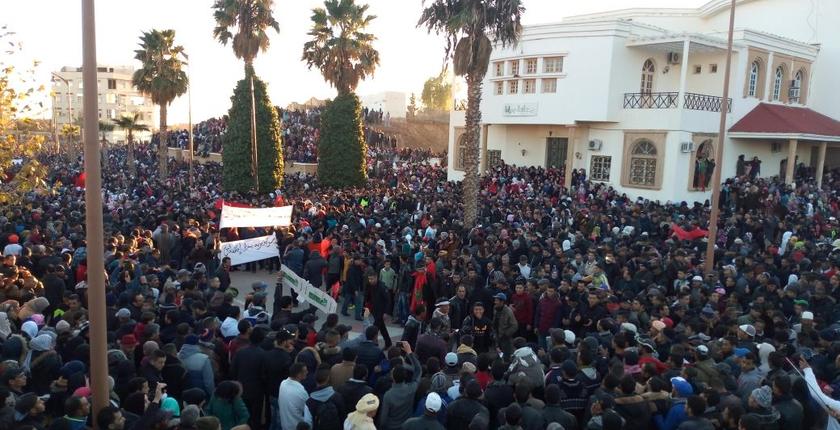 بالصورة..آلاف المتظاهرين يخرجون إلى الشارع بجرادة 