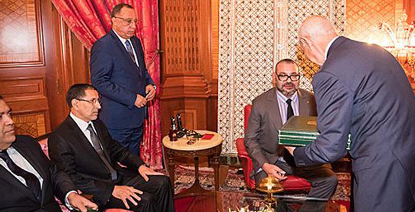 جطو يقدم لجلالة الملك تقريرا جديدا حول عمل المجالس الجهوية للاستثمار بالمملكة