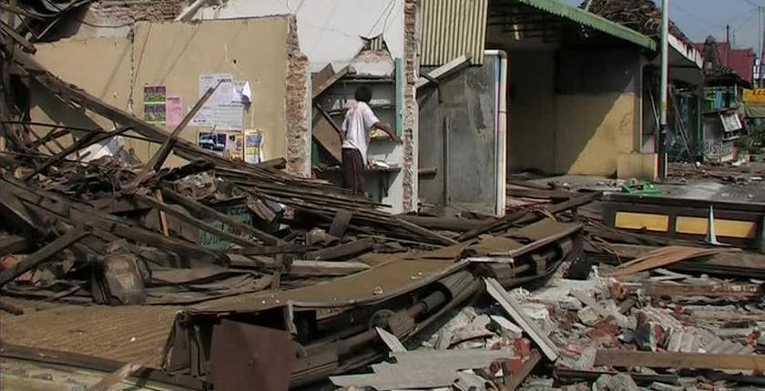 زلزال عنيف يدمر جزيرة جاوا الإندونيسية