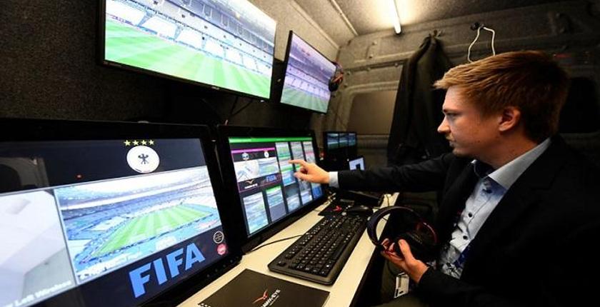 الفيفا تعتمد أربعة حكام لكاميرات الفيديو بمونديال روسيا