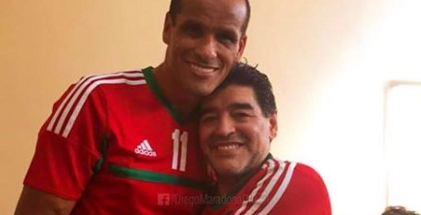 بالصور.. أسطورتا كرة القدم العالمية يحملان قميص المنتخب المغربي