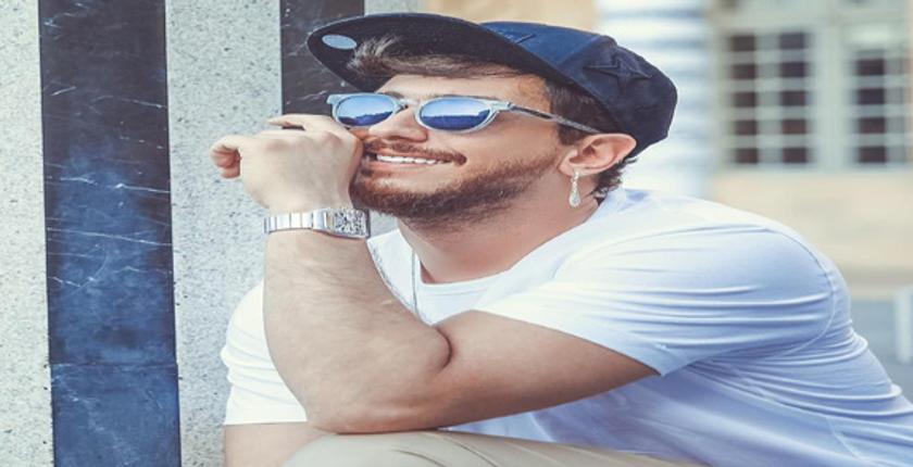 بسبب ارتدائه قرطا نسائياً..لمجرد يتعرض لانتقادات  رواد مواقع التواصل 