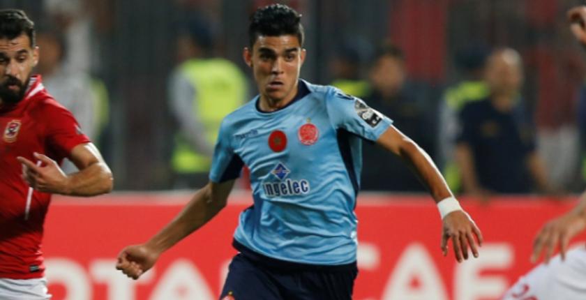 أشرف بنشرقي مرشح لمغادرة الهلال السعودي نحو الأهلي المصري