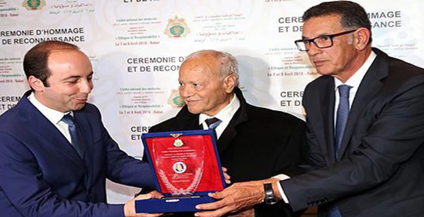 وزارة الدكالي تكرم شخصيتان بارزتان في مجال الصحة