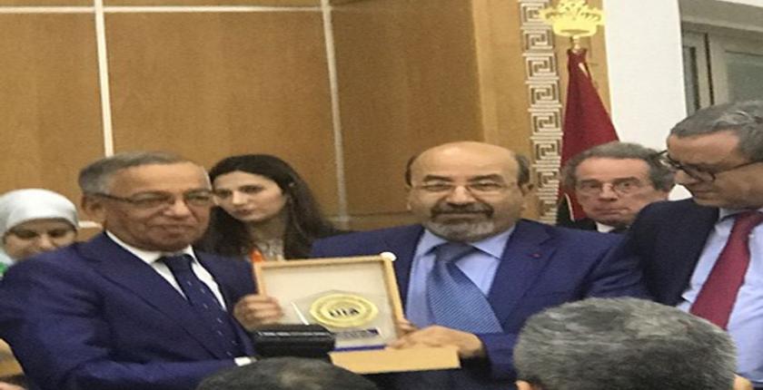 مصطفى فارس يتسلم درعا تكريميا من الاتحاد الدولي للمحامين 