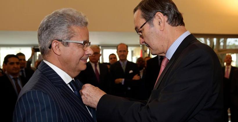 Le SG du ministère de la réforme de l'administration et de la fonction publique décoré de la Croix d'Officier de l'ordre du Mérite civil du Royaume d'Espagne
