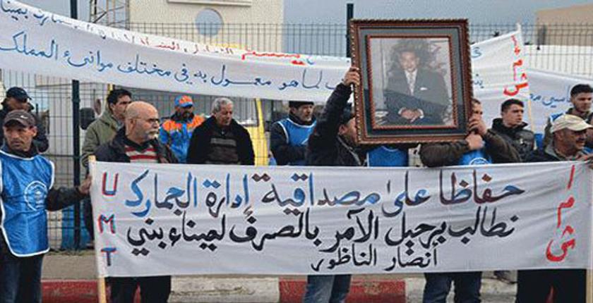 مهنيو النقل الدولي ينتفضون ضد جمارك بني انصار + ألبوم صور