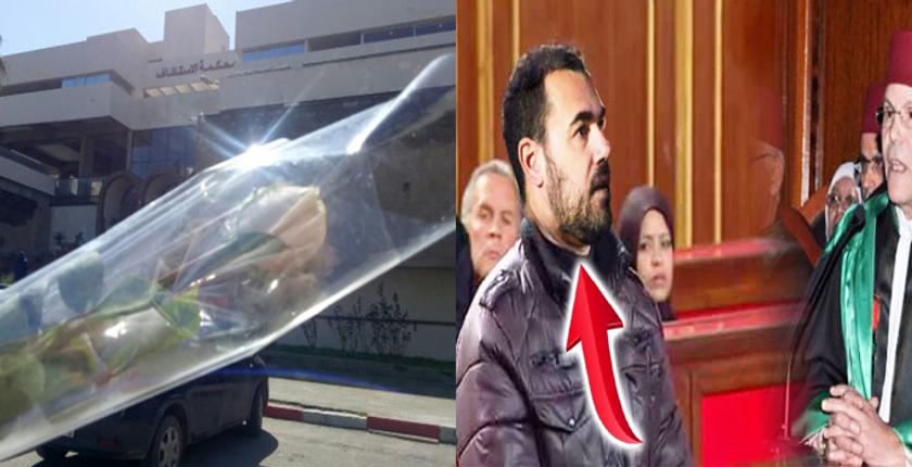 الزفزافي يوزع الورود على النساء خلال محاكمته