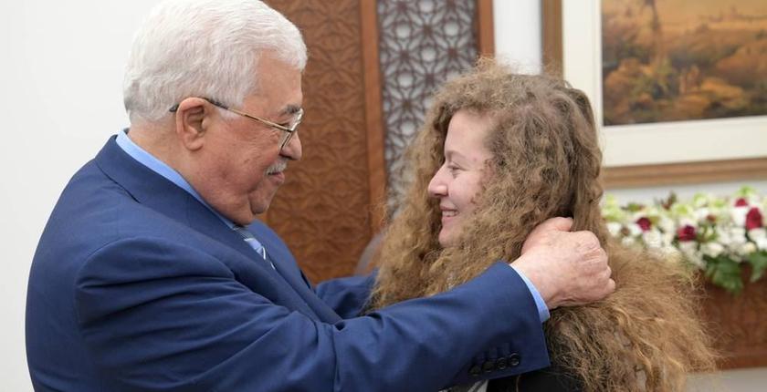 بالصور والفيديو.. "أبو مازن" يستقبل "أيقونة" المقاومة الفلسطينية