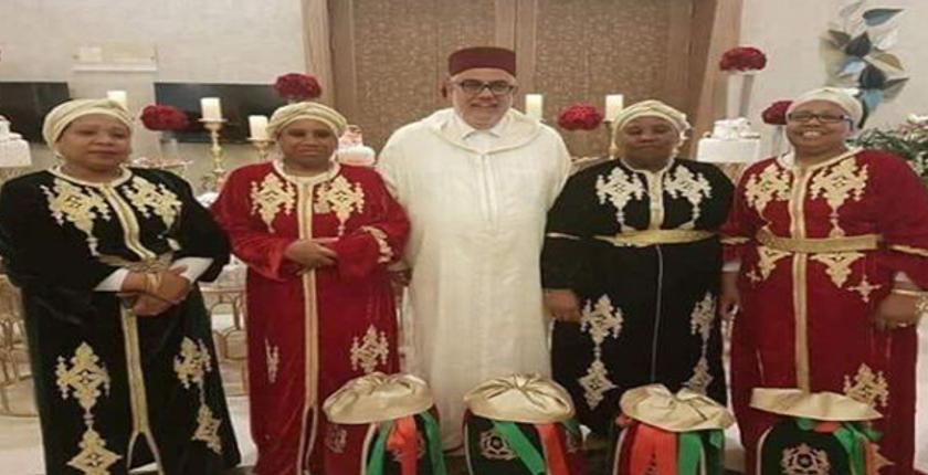بنكيران يثير الجدل مرة أخرى بصورة رفقة "نكافة" ومساعداتها