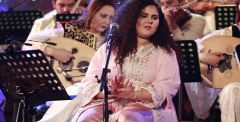 تونس.. المغربية "عبير العابد" تتألق في افتتاح مهرجان قرطاج الدولي