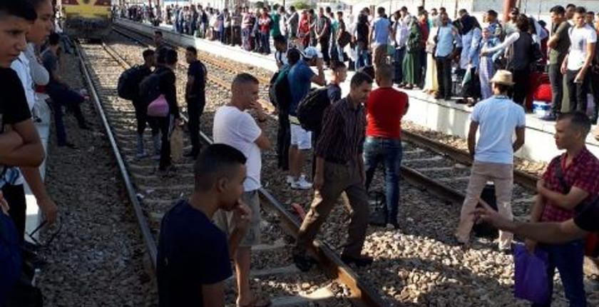 طنجة.. تأخر قطارات "الخليع" يؤجج غضب المسافرين + ألبوم صور