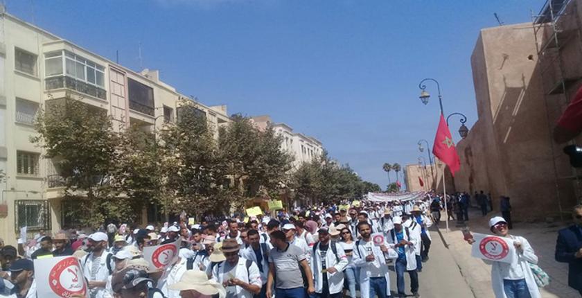 الأساتذة المتعاقدين يرفعون شعار "لا بديل عن الترسيم" بمسيرة الرباط