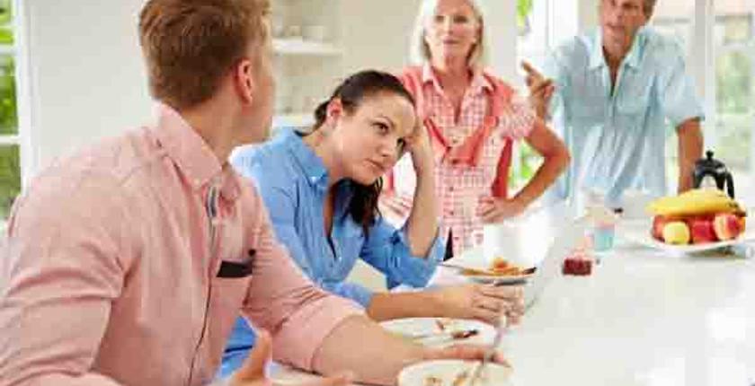 إليك سيدتي.. بعض الطرق لكسب عائلة زوجك