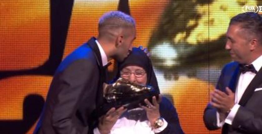 حكيم زياش يهدي والدته جائزة أفضل لاعب في هولندا
