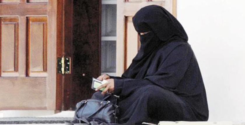 إيداع متسولة السجن بسبب امتلاكها لسيارة فارهة و شقة