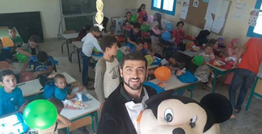 الحسيمة.. أستاذ "Mickey Mouse" يحضى باستقبال حار من طرف "أمزازي"