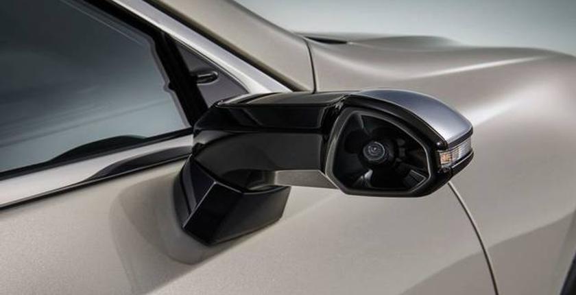 شركة "Lexus" تطرح أول سيارة تعمل بكاميرات بدلا من المرايا الجانبية