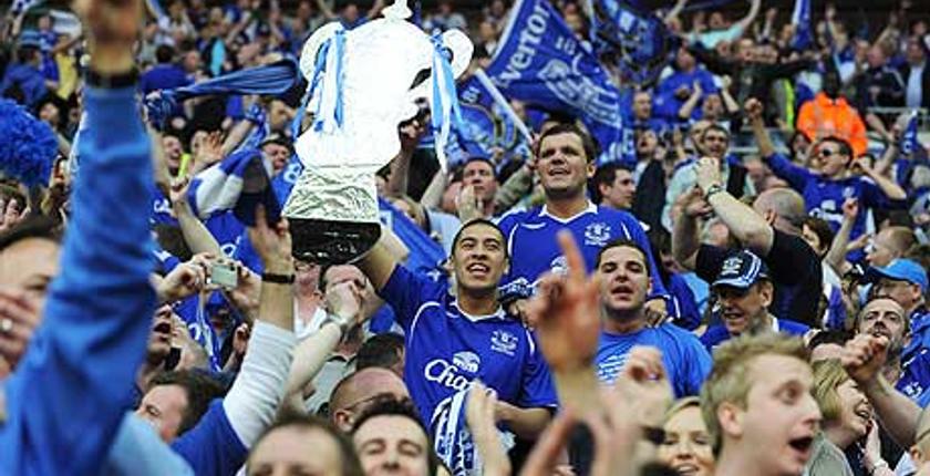 جماهير إيفرتون تتغنى بمنبوذ برشلونة 