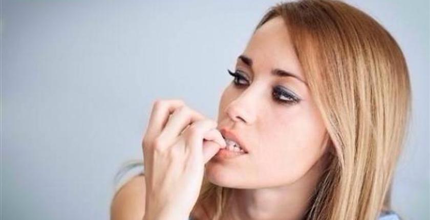 لماذا يلجأ البعض إلى قضم أظافرهم؟ 