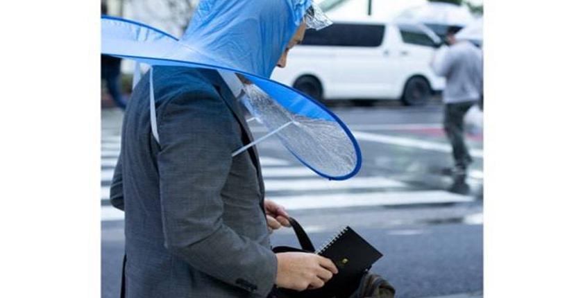 بالفيديو.. اختراع مظلة غريبة وفريدة من نوعها لحمايتك من المطر 