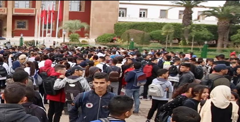 الرباط.. آلاف التلاميذ يحتجون  أمام البرلمان لإسقاط "الساعة الإضافية"