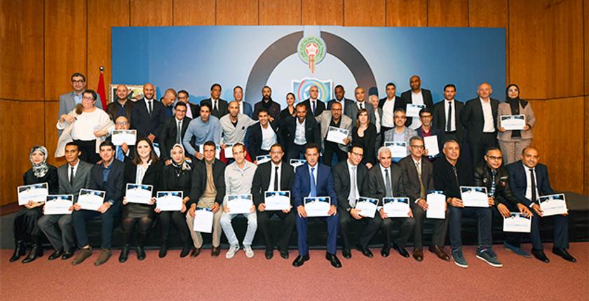 الجامعة تسلم شواهد للحاصلين على دبلومات في  كرة القدم