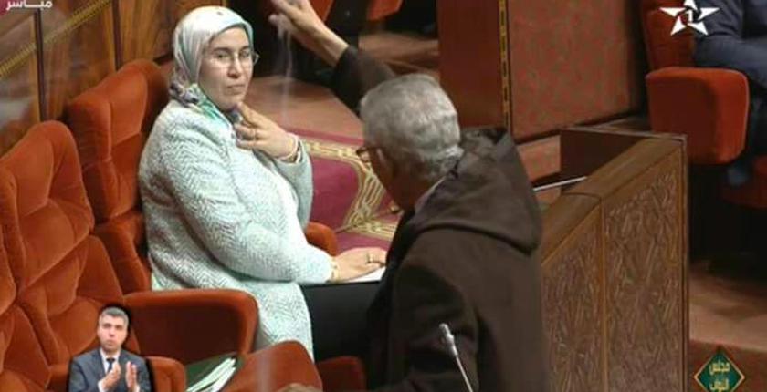 بالصور.. الداودي يثير موجة من السخرية بعد رشه "السنيدة" بالبرلمان