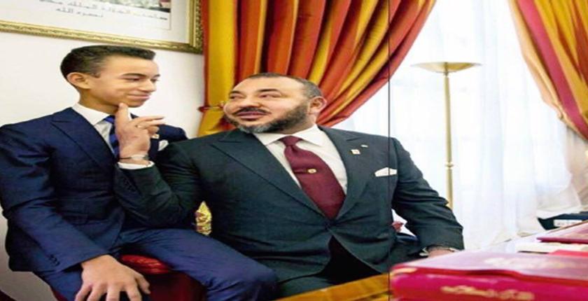 بالصور.. جلالة الملك وولي العهد بدون بروتوكول بأحد متاجر باريس