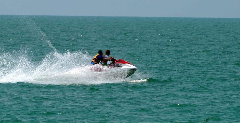 إحباط محاولة لتهريب المخدرات عبر "Jet Ski" بطنجة