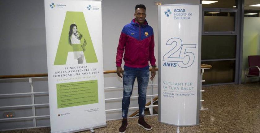 ألبوم صور...ياري مينا لاعب برشلونة يجتاز الفحوصات الطبية بنجاح