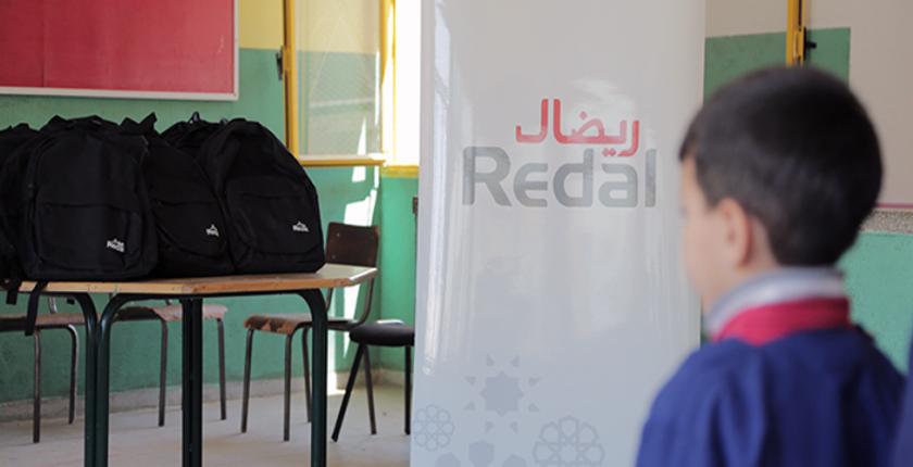 شركة Redal توزع حقائب مدرسية لفائدة أبناء أبناء الرباطيين 