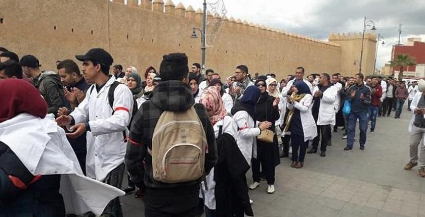 الأساتذة المتعاقدون يخرجون إلى شوارع البيضاء ويستنفرون الأجهزة الأمنية 